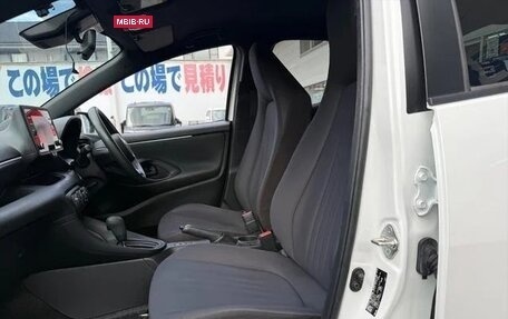 Toyota Yaris, 2022 год, 915 520 рублей, 16 фотография