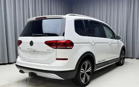 Volkswagen Touran III, 2023 год, 1 582 444 рублей, 4 фотография