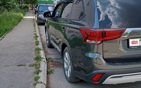 Mitsubishi Outlander III рестайлинг 3, 2019 год, 2 200 000 рублей, 4 фотография