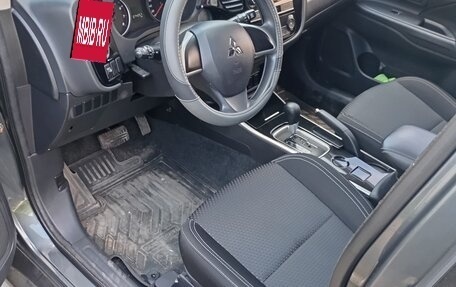 Mitsubishi Outlander III рестайлинг 3, 2019 год, 2 200 000 рублей, 9 фотография