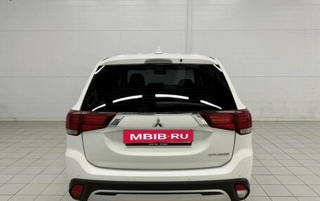 Mitsubishi Outlander III рестайлинг 3, 2020 год, 2 230 000 рублей, 7 фотография