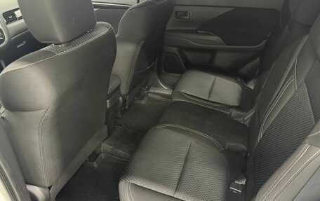 Mitsubishi Outlander III рестайлинг 3, 2020 год, 2 230 000 рублей, 14 фотография