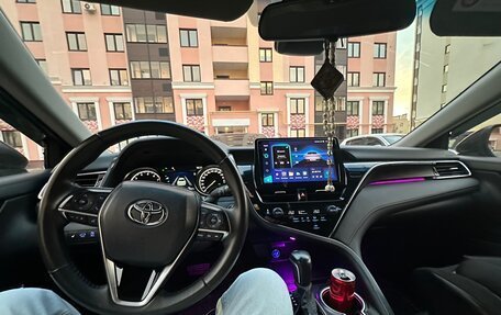 Toyota Camry, 2021 год, 3 300 000 рублей, 2 фотография