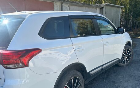 Mitsubishi Outlander III рестайлинг 3, 2015 год, 1 920 000 рублей, 4 фотография
