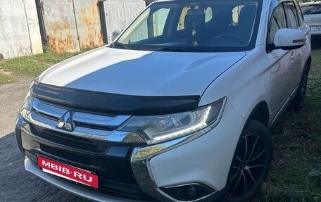 Mitsubishi Outlander III рестайлинг 3, 2015 год, 1 920 000 рублей, 2 фотография