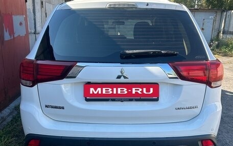 Mitsubishi Outlander III рестайлинг 3, 2015 год, 1 920 000 рублей, 3 фотография