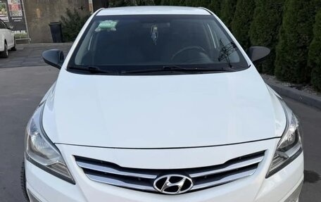 Hyundai Solaris II рестайлинг, 2015 год, 825 000 рублей, 2 фотография