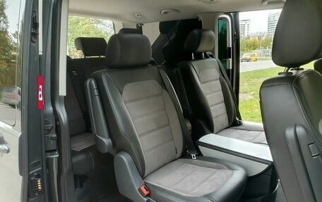 Volkswagen Multivan T6 рестайлинг, 2019 год, 4 500 000 рублей, 34 фотография