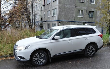 Mitsubishi Outlander III рестайлинг 3, 2021 год, 2 550 000 рублей, 2 фотография