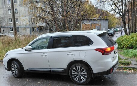 Mitsubishi Outlander III рестайлинг 3, 2021 год, 2 550 000 рублей, 3 фотография