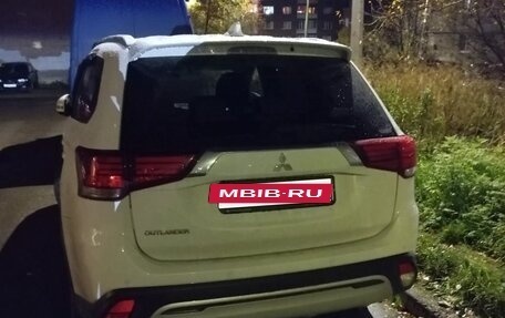 Mitsubishi Outlander III рестайлинг 3, 2021 год, 2 550 000 рублей, 4 фотография