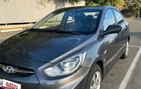 Hyundai Solaris II рестайлинг, 2013 год, 1 000 000 рублей, 2 фотография
