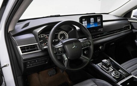 Mitsubishi Outlander, 2024 год, 3 600 000 рублей, 10 фотография