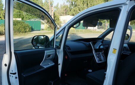 Toyota Voxy II, 2010 год, 1 500 000 рублей, 10 фотография