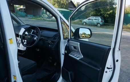 Toyota Voxy II, 2010 год, 1 500 000 рублей, 11 фотография