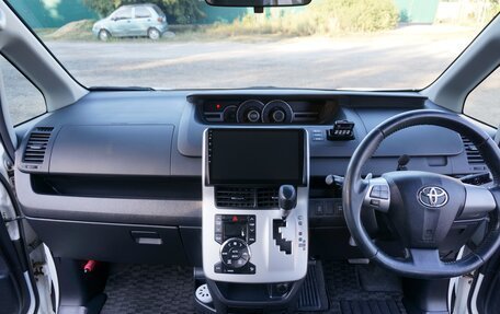 Toyota Voxy II, 2010 год, 1 500 000 рублей, 14 фотография