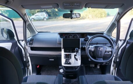 Toyota Voxy II, 2010 год, 1 500 000 рублей, 13 фотография