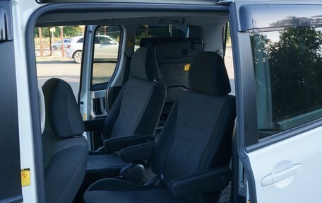 Toyota Voxy II, 2010 год, 1 500 000 рублей, 19 фотография