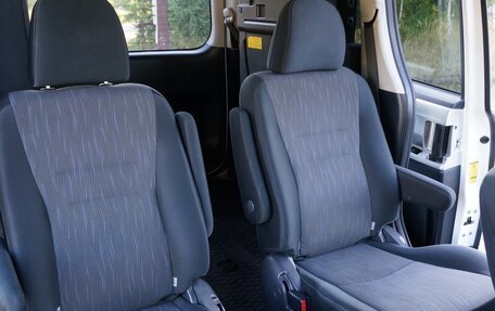 Toyota Voxy II, 2010 год, 1 500 000 рублей, 18 фотография