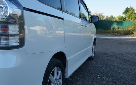 Toyota Voxy II, 2010 год, 1 500 000 рублей, 29 фотография