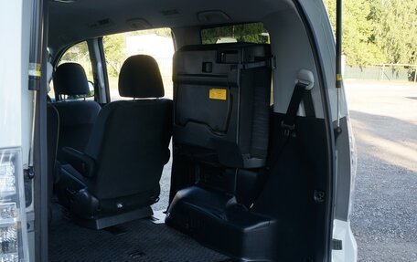 Toyota Voxy II, 2010 год, 1 500 000 рублей, 24 фотография