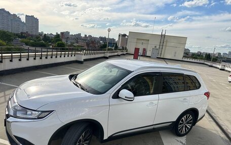 Mitsubishi Outlander III рестайлинг 3, 2019 год, 2 200 000 рублей, 2 фотография