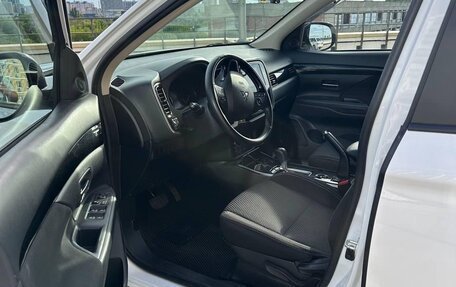 Mitsubishi Outlander III рестайлинг 3, 2019 год, 2 200 000 рублей, 3 фотография