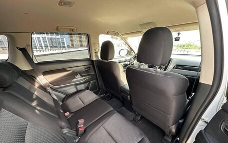Mitsubishi Outlander III рестайлинг 3, 2019 год, 2 200 000 рублей, 6 фотография