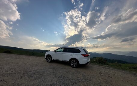 Mitsubishi Outlander III рестайлинг 3, 2019 год, 2 200 000 рублей, 8 фотография