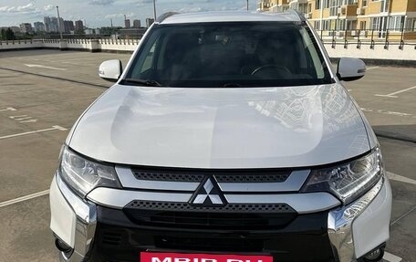 Mitsubishi Outlander III рестайлинг 3, 2019 год, 2 200 000 рублей, 7 фотография
