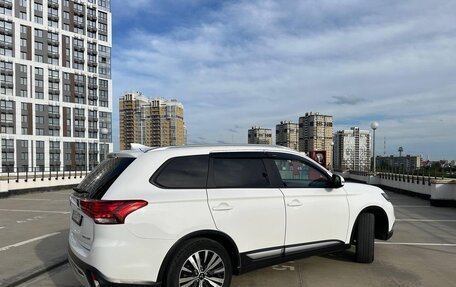 Mitsubishi Outlander III рестайлинг 3, 2019 год, 2 200 000 рублей, 10 фотография