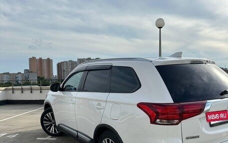 Mitsubishi Outlander III рестайлинг 3, 2019 год, 2 200 000 рублей, 11 фотография