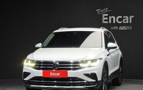 Volkswagen Tiguan II, 2022 год, 3 084 690 рублей, 2 фотография