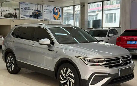 Volkswagen Tiguan II, 2023 год, 2 445 000 рублей, 2 фотография