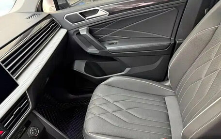 Volkswagen Tiguan II, 2023 год, 2 445 000 рублей, 11 фотография