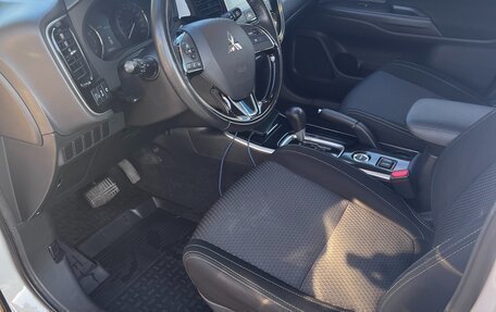 Mitsubishi Outlander III рестайлинг 3, 2018 год, 2 200 000 рублей, 6 фотография