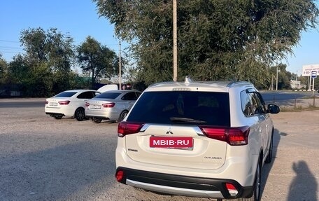 Mitsubishi Outlander III рестайлинг 3, 2018 год, 2 200 000 рублей, 22 фотография