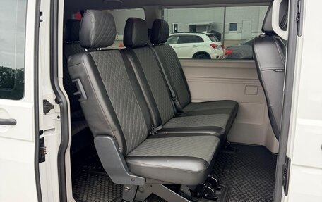 Volkswagen Caravelle T6 рестайлинг, 2017 год, 3 200 000 рублей, 8 фотография