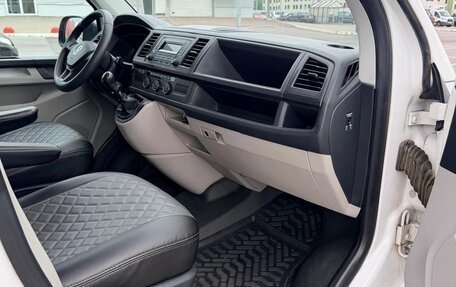 Volkswagen Caravelle T6 рестайлинг, 2017 год, 3 200 000 рублей, 7 фотография