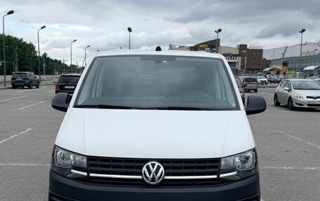 Volkswagen Caravelle T6 рестайлинг, 2017 год, 3 200 000 рублей, 2 фотография