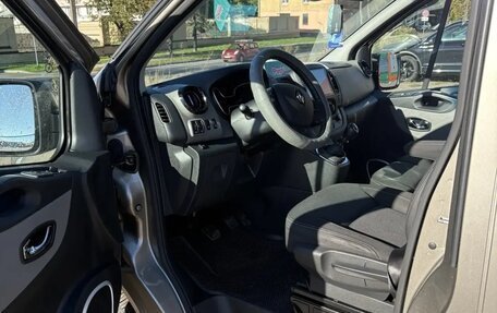 Renault Trafic, 2017 год, 2 380 000 рублей, 2 фотография