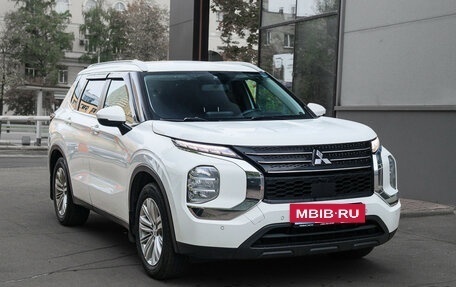 Mitsubishi Outlander, 2022 год, 2 850 000 рублей, 3 фотография