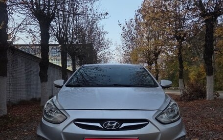 Hyundai Solaris II рестайлинг, 2011 год, 725 000 рублей, 1 фотография
