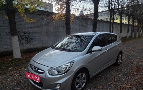 Hyundai Solaris II рестайлинг, 2011 год, 725 000 рублей, 2 фотография