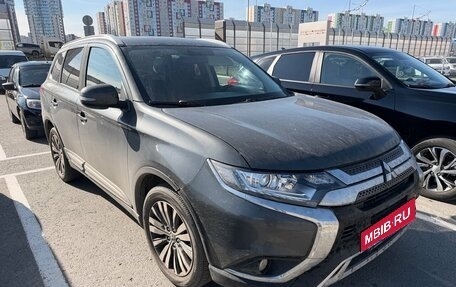 Mitsubishi Outlander III рестайлинг 3, 2019 год, 2 200 000 рублей, 2 фотография