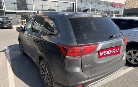 Mitsubishi Outlander III рестайлинг 3, 2019 год, 2 200 000 рублей, 4 фотография