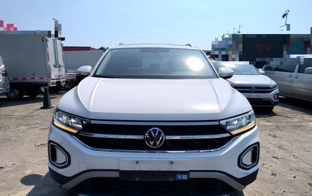 Volkswagen T-Roc I, 2023 год, 2 130 000 рублей, 2 фотография