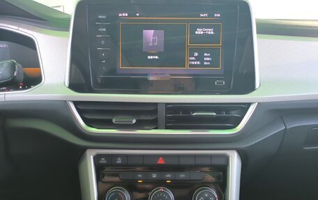 Volkswagen T-Roc I, 2023 год, 2 130 000 рублей, 13 фотография