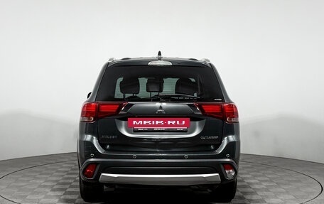 Mitsubishi Outlander III рестайлинг 3, 2018 год, 1 990 000 рублей, 6 фотография