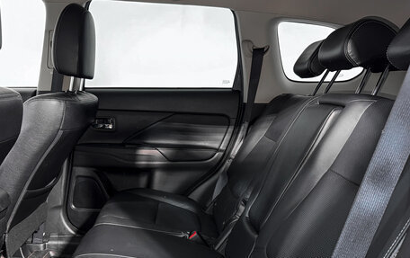 Mitsubishi Outlander III рестайлинг 3, 2018 год, 1 990 000 рублей, 12 фотография